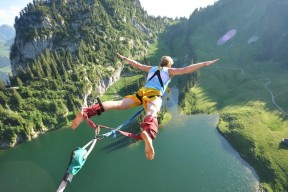 爱游戏体育官方网站-英国队冲线瞬间点燃全场气氛，英国队比赛